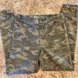 American Eagle Camo Cargo Jogger size 10